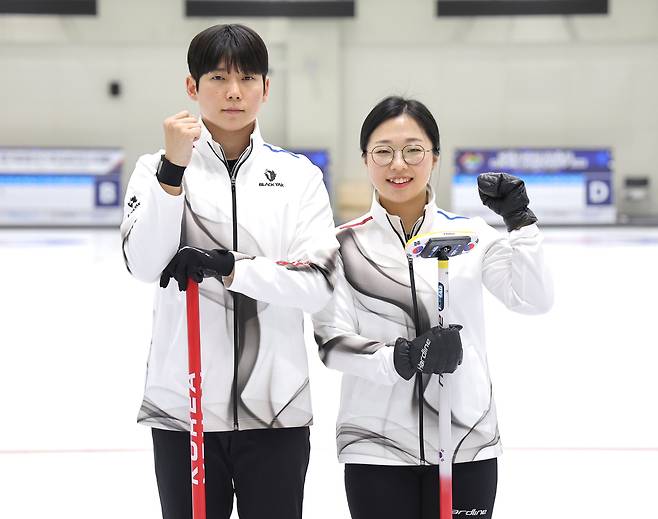 컬링 믹스더블 김선영·정영석이 7일 진천선수촌에서 밀라노·코르티나 동계올림픽 개막 한달을 앞두고 파이팅을 외치고 있다. 연합뉴스