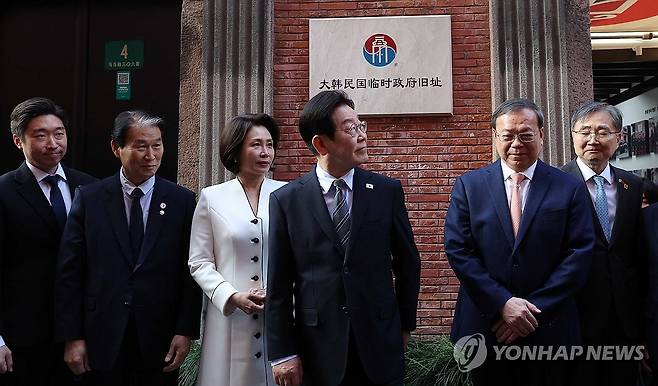 이재명 대통령, 상해 임시정부 방문 (상하이=연합뉴스) 한상균 기자 = 이재명 대통령과 김혜경 여사가 7일 중국 상하이 대한민국 임시정부 청사에서 열린 청사 건립 100주년 기념식을 마친 뒤 청사를 둘러보고 있다.
왼쪽부터 김용만 의원, 권오을 국가보훈부 장관, 김 여사, 이 대통령, 천징 상하이시 인민대표대회 상무위원회 부주임, 조현 외교부 장관. 2026.1.7 xyz@yna.co.kr