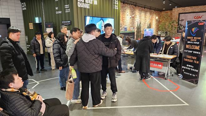 7일 오전 광주광역시 동구 불로동에 위치한 CGV광주금남로점에서 지역 내 발달장애들을 위한 무료영화관람 프로그램이 진행되면서 인솔자들이 티켓을 발권 받고 있다. /박준호 기자 bjh@namdonews.com