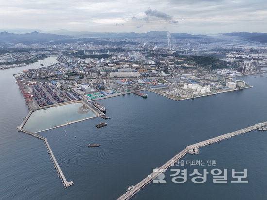 ▲ 화학제품 물동량이 전국적으로 반등한 가운데 울산항 홀로 뒷걸음질 쳤다. 사진은 울산신항 북항 전경. 경상일보 자료사진
