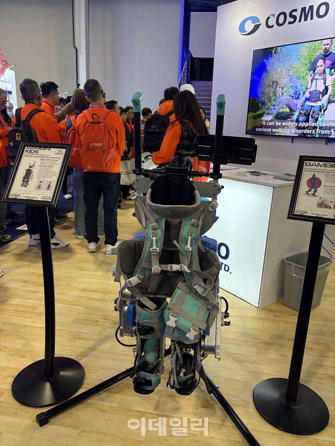 코스모 로보틱스의 밤비니 키즈. 뇌병변 장애를 겪는 아동들의 재활 훈련을 돕는 로봇. (사진=김소연 기자)