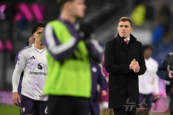 대런 플레처 맨체스터 유나이티드 감독이 8일 영국 번리의 터프무어에서 열린 번리와의 원정 경기에서 비긴 뒤 아쉬워하고 있다. ⓒ AFP=뉴스1