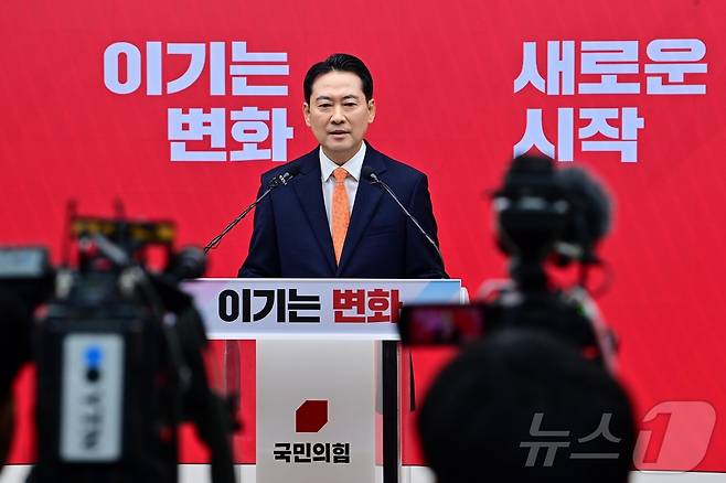 장동혁 국민의힘 대표가 7일 서울 여의도 중앙당사에서 열린 긴급기자회견에서 당 쇄신안 등을 발표하고 있다. (공동취재) 2026.1.7/뉴스1 ⓒ News1 이승배 기자