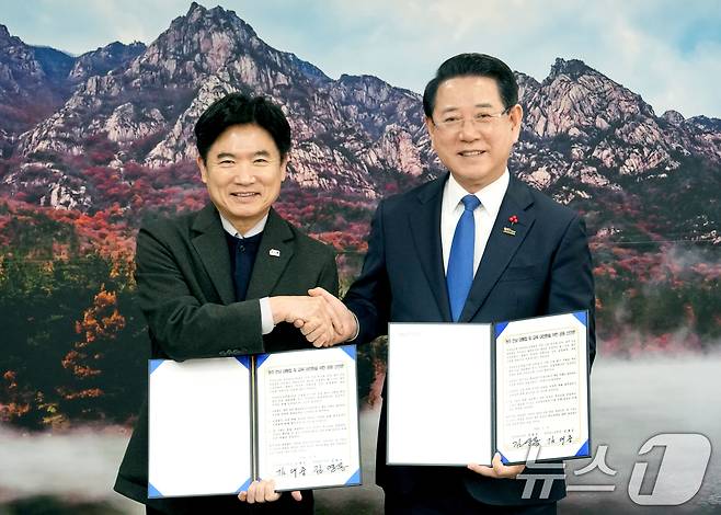 김영록 전라남도지사(오른쪽)와 김대중 전라남도 교육감이 8일 도청 접견실에서 '광주·전남 대통합 및 교육 대전환을 위한 공동 선언문'을 발표한 뒤 기념촬영하고 있다. (전남도 제공. 재판매 및 DB금지) 2026.1.8/뉴스1