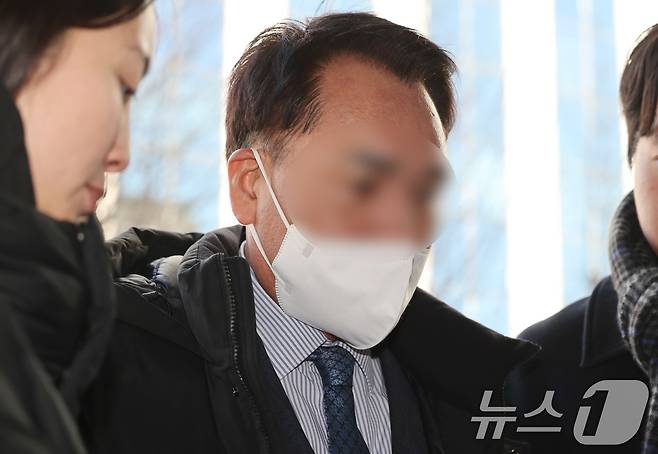 김병기 더불어민주당 의원에게 ‘공천 헌금’을 건넸다는 내용의 탄원서를 작성한 전직 동작구 의원 A씨가 8일 서울 마포구 서울경찰청 공공범죄수사대에 피의자 신분으로 출석하고 있다. 2026.1.8/뉴스1 ⓒ News1 박지혜 기자
