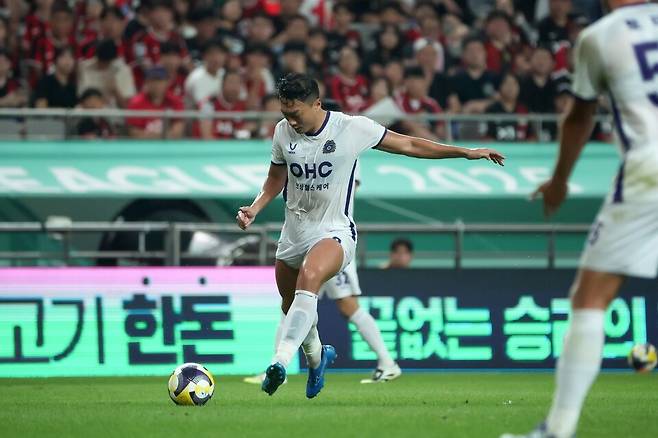 FC안양과 재계약을 체결한 미드필더 김정현. /사진=FC안양