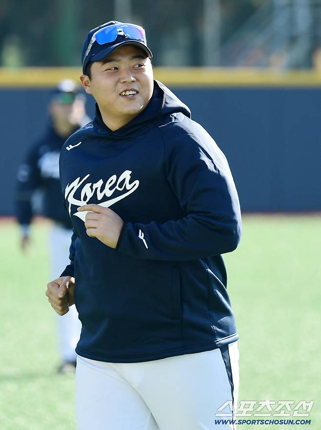 야구 국가대표팀 선수들이 3일 오후 일산 고양 야구대표팀훈련장에서 훈련을 했다. 동료들과 함께 몸을 풀고 있는 한동희. 고양=송정헌 기자songs@sportschosun.com/2025.11.03/