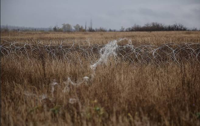 지난해 10월25일 우크라이나 도네츠크의 전선도시 차시우야르. 러시아 드론을 원격조정하는 광학섬유가 철조망에 걸려 있다. 로이터 연합뉴스