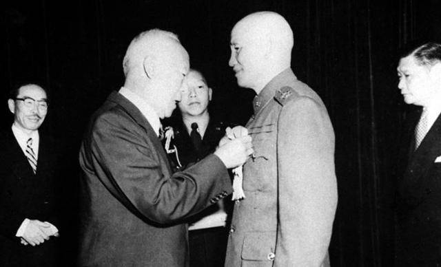 1953년 11월 이승만 대통령이 장제스 대만 총통에게 건국훈장을 수여하고 있다. 왼쪽 첫 번째 인물은 변영태 외무부 장관. 대통령 기록관