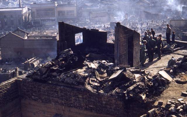 1953년 11월 부산역전 대화재 직후 화재 군인들이 감식을 위해 화재 현장을 살펴보고 있다. 위키미디어 커먼스(부경근대사료연구소)