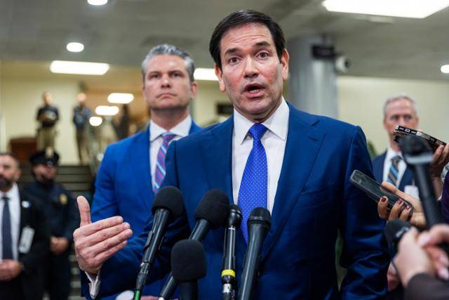 마코 루비오(앞) 미국 국무부 장관이 7일 미 워싱턴 연방의회 의사당에서 베네수엘라 대통령 니콜라스 마두로 체포 작전에 대해 미 연방 상원의원들에게 브리핑한 뒤 피트 헤그세스(뒤) 미 국방부 장관과 함께 기자들과 만나고 있다. 워싱턴=EPA 연합뉴스