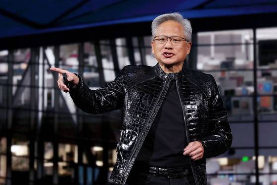 젠슨 황 엔비디아 CEO가 5일(현지시간) 미국 네바다주 라스베이거스 퐁텐블로 호텔에서 열린 엔비디아 CES 2026 라이브에서 기조연설을 하고 있다. 뉴스1