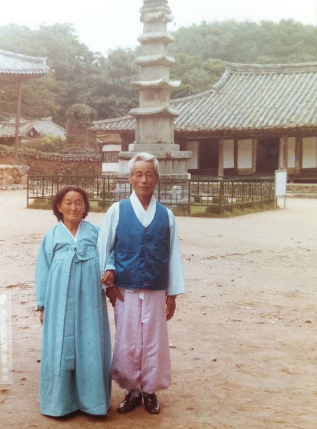 아버지(오른쪽)가 생전 어머니와 함께 나들이하셨을 때의 모습. 내가 늘 수첩에 넣어 가지고 다니는 사진이다.