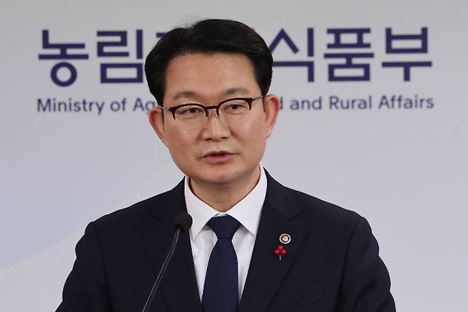 김종구 농림축산식품부 차관이 8일 정부세종청사 기자실에서 농협중앙회와 농협재단에 대한 특별감사 중간 결과를 브리핑하고 있다. 연합뉴스