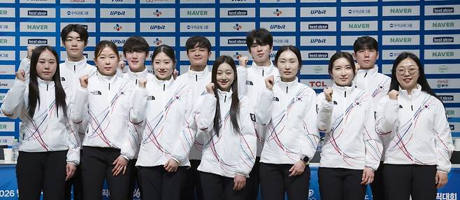 7일 진천선수촌에서 밀라노동계올림픽 D-30 미디어데이에 참석한 선수들이 기념촬영을 하고 있다. 스피드스케이팅 박지우, 쇼트트랙 이준서, 스피드스케이팅 김민선, 쇼트트랙 임종언, 피겨스케이팅 이해인, 김현겸, 신지아, 차준환, 쇼트트랙 최민정, 김길리, 컬링 정영석, 김선영(왼쪽부터). 진천|뉴시스