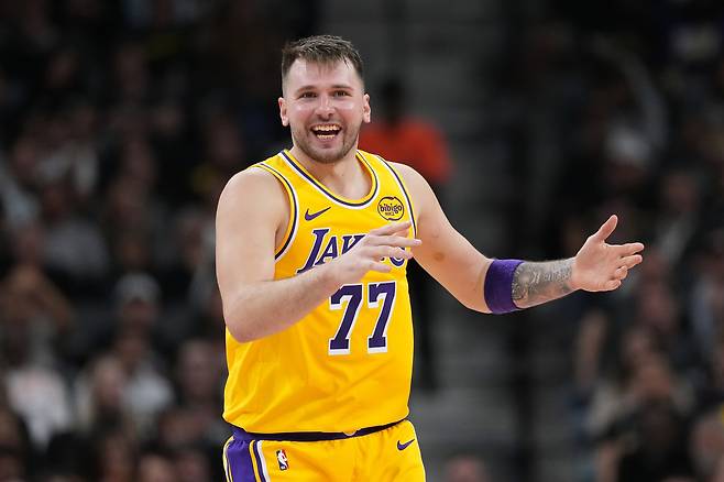 루카 돈치치가 8일 미국 텍사스주 샌안토니오의 프로스트 뱅크 센터에서 열린 샌안토니오 스퍼스와 2025~2026 미국프로농구 정규리그 원정 경기 도중 미소를 짓고 있다. 샌안토니오 | AP연합뉴스