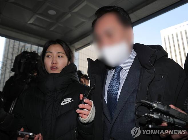 김병기 공천헌금 의혹 관련 서울청 공공범죄수사대 출석하는 전직 동작구의원 (서울=연합뉴스) 류영석 기자 = 더불어민주당 김병기 의원에게 '공천헌금'을 건넸다는 내용의 탄원서를 작성한 전직 동작구의원 A 씨가 8일 경찰 조사를 받기 위해 마포구 서울경찰청 공공범죄수사대에 피의자 신분으로 출석하고 있다. 2026.1.8 ondol@yna.co.kr