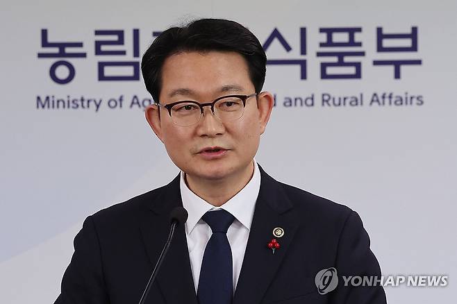 농협 감사 결과 브리핑 하는 김종구 차관 (세종=연합뉴스) 김주성 기자 = 김종구 농림축산식품부 차관이 8일 정부세종청사 기자실에서 농협중앙회와 농협재단에 대한 특별감사 중간 결과를 브리핑하고 있다. 2026.1.8 utzza@yna.co.kr