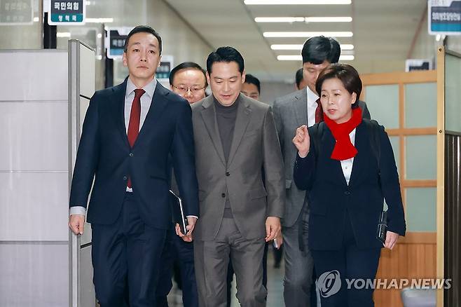 최고위원회의 참석하는 국민의힘 장동혁 대표 (서울=연합뉴스) 신현우 기자 = 국민의힘 장동혁 대표가 8일 국회에서 열린 최고위원회의에 양향자(오른쪽)·김민수(왼쪽) 최고위원 등 지도부와 함께 참석하고 있다. 2026.1.8 nowwego@yna.co.kr