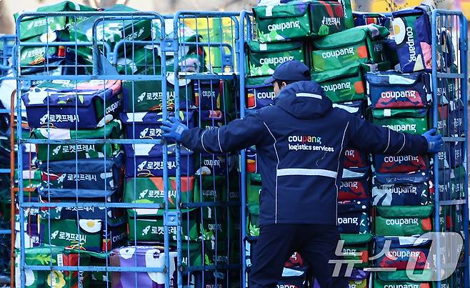 사진은 이날 서울 시내 한 쿠팡 물류센터. 2025.12.30/뉴스1 ⓒ News1 김도우 기자