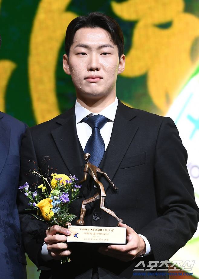 하나은행 K리그 2025대상 시상식이 1일 오후 서울 서대문구 스위스 그랜드호텔에서 열렸다. K리그1 베스트11 미드필더에 선정된 전북 강상윤 트로피를 들고 있다. 정재근 기자 cjg@sportschosun.com/2025.12.1/