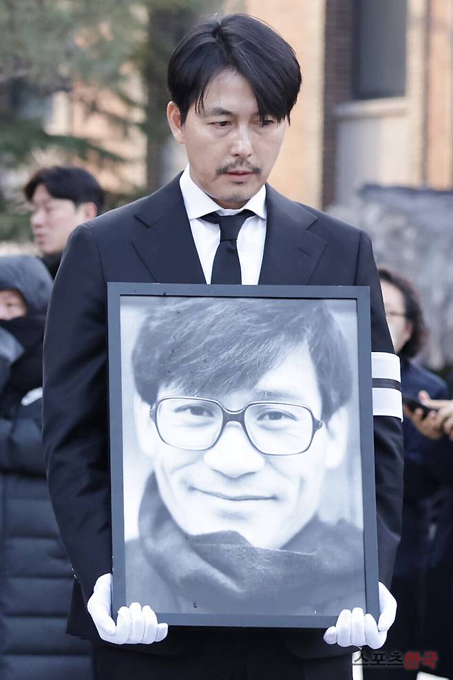 9일 오전 서울 중구 명동성당에서 엄수된 배우 故 안성기의 영결식에 참석한 정우성. 26.1.9 ⓒ이혜영 기자 lhy@hankooki.com