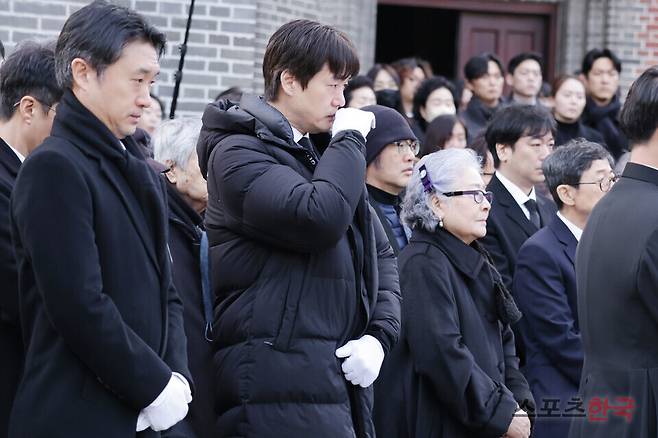 9일 오전 서울 중구 명동성당에서 엄수된 배우 故 안성기의 영결식에 참석한 조우진, 유진태, 정혜선. 26.1.9 ⓒ이혜영 기자 lhy@hankooki.com