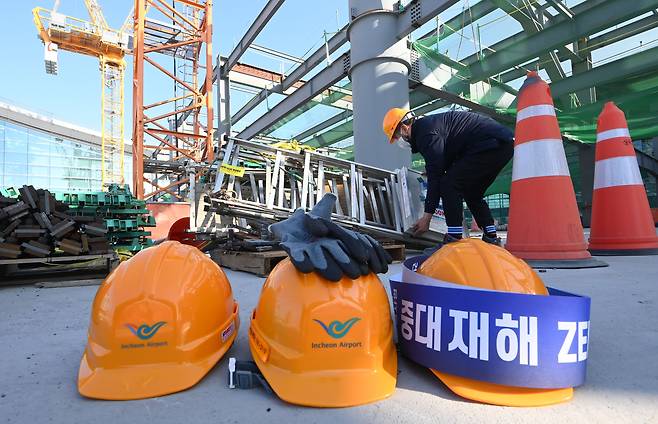 2022년 1월 26일 인천국제공항 건설 현장에 안전모와 장갑이 놓여 있다. /조선DB