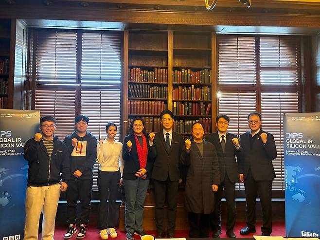 노용석 중소벤처기업부 제1차관이 8일(현지시간) 미국 샌프란시스코에서 열린 '초격차 AI 스타트업 간담회'에서 참석자들과 기념 촬영을 하고 있다.