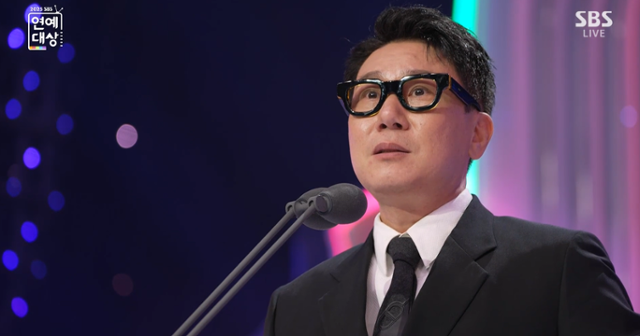 방송인 이상민이 '2025 SBS 연예대상'에서 대상을 수상하며 사업 실패로 인해 약 70억 원의 빚을 졌으나 방송을 통해 이를 모두 청산, 그에 대한 감사함을 전했다. '2025 SBS 연예대상' 방송 캡처