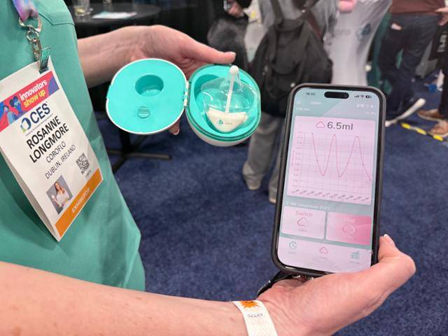 세계 최대 가전·정보기술(IT) 전시회 'CES 2026' 언베일드 행사장에서 만난 아일랜드 스타트업 코로플로의 로잔 롱모어 최고경영자(CEO)가 산모가 유량계를 착용한 뒤 아이에게 수유하면 휴대폰 애플리케이션에 실시간 수유량이 그래프로 표시되는 기기 '코로'를 설명하고 있다.