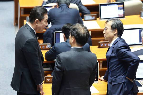 더불어민주당 김병기 전 원내대표가 지난달 30일 국회 본회의에서 의원들과 대화하고 있다. 연합뉴스
