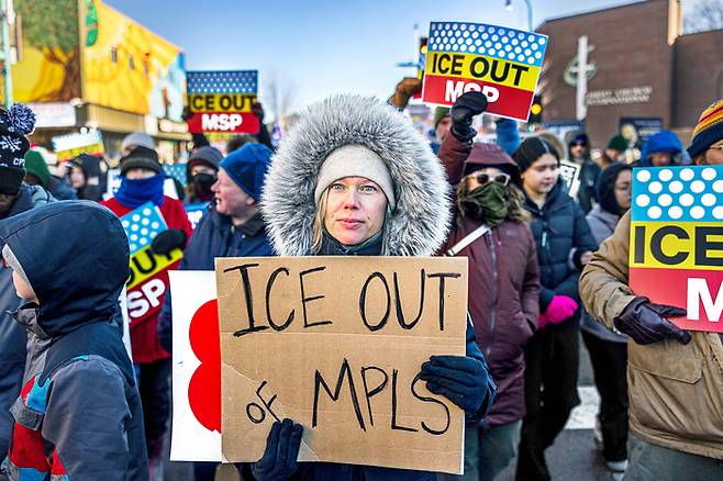 7일(현지시간) 미국 미네소타주 미니애폴리스에서 이민세관단속국(ICE)의 불법 이민자 단속 중 30대 백인 여성이 ICE 요원의 총격에 숨졌다. 이날 미니애폴리스 시위대는 ICE 요원이 무모하게 무력을 사용해 인명피해를 냈다고 주장했다. 이번 사건은 트럼프 집권 1기 때 전국적인 ‘흑인 목숨은 소중하다’ 시위를 촉발한 ‘조지 플로이드 사건’이 발생한 곳에서 채 2km도 떨어지지 않은 곳에서 발생했다. AFP연합뉴스