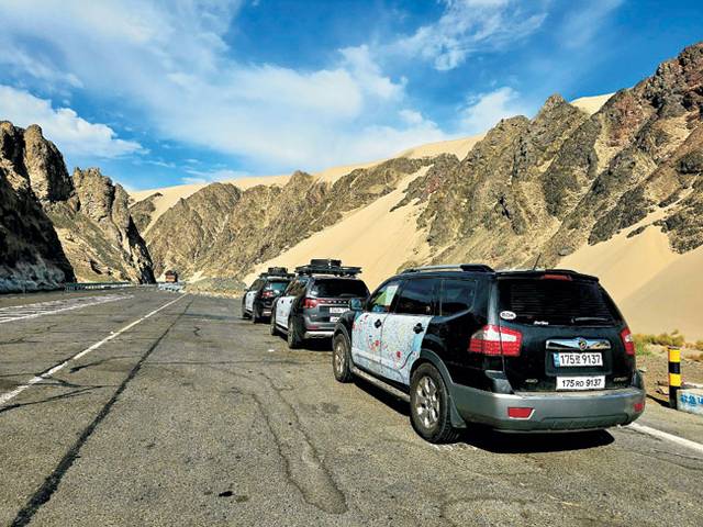 윤영선 전 관세청장 일행이 지난 2024년 8월 1일 중국 신장위구르자치구 타클라마칸 사막 중간 지대인 쿠처 대협곡에서 휴식을 취하기 위해 차량을 정차해 놓은 모습. 윤영선 전 관세청장 제공