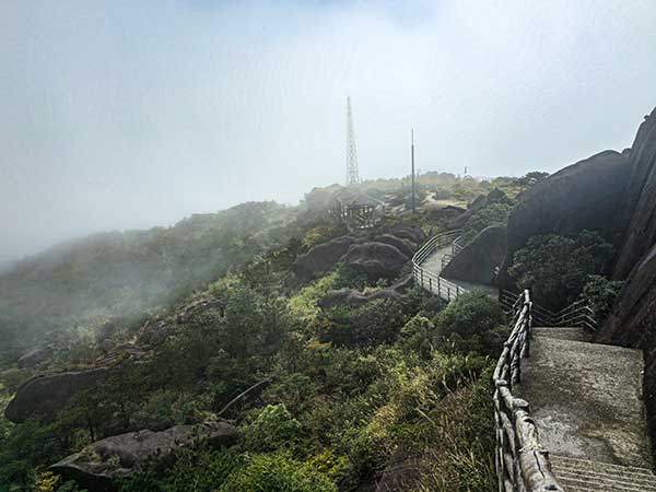 관우대에서 정상으로 이어진 잔도. 정상의 바위가 소를닮았다고 하여 석우산 이름이 유래한다. 관우대는 볼 '관觀'자에 소 '우牛'자를 쓴다.