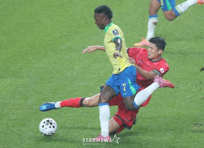 한국 축구 국가대표팀이 지난해 10월 서울월드컵경기장에서 브라질 대표팀과 친선경기를 벌였다. 김민재가 브라질 비니시우스의 돌파를 태클로 저지하고 있다. /사진=김진경 대기자