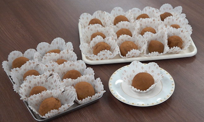 영남일보 디지털팀이 9일 두쫀쿠 원가 계산 실험에 나선 결과, 총 7만2천430원의 원재료 값으로 21개의 두쫀쿠가 만들어졌다. 21개의 두쫀쿠를 찍은 사진. 박지현기자