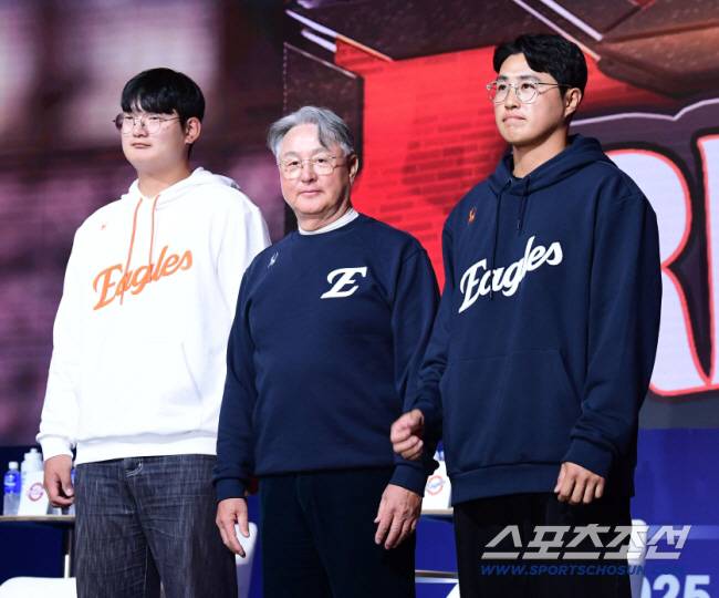20일 서울 잠실 롯데호텔월드 크리스탈볼룸에서 2025 KBO리그 미디어데이가 열렸다. 미디어데이에 참석해 포즈를 취하고 있는 한화 김서현, 김경문 감독, 채은성. 잠실=송정헌 기자songs@sportschosun.com/2025.03.20/