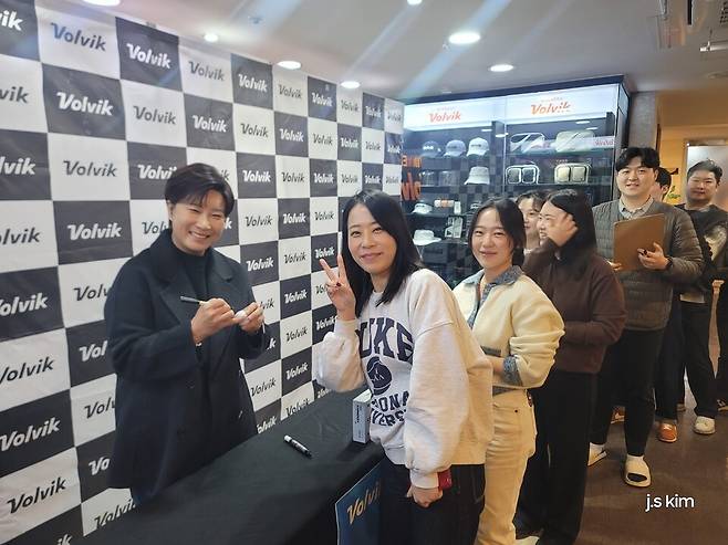 은퇴 후에도 뜨거운 인기를 누리는 박세리가 팬들에게 일일이 사인을 해주고 있다.