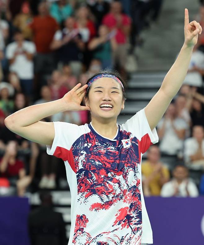 Ahn Se-young of the Korean badminton team is happy after winning her match against Japan's Akane Yamaguchi in the badminton women's singles quarterfinals at the 2024 Paris Olympics held at La Chapelle Arena in Paris, France on the 3rd (Korean time). 2024.8.3/News1 ⓒ News1 Reporter Lee Dong-hae / Photo = News1