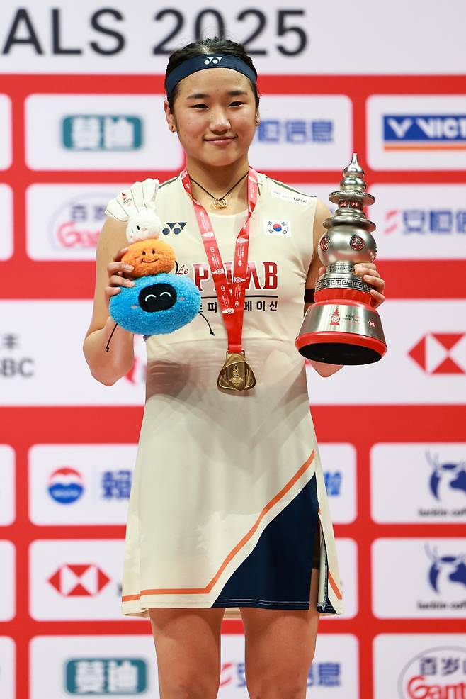 <yonhap photo-4128=""> (251221) -- HANGZHOU, Dec. 21, 2025 (Xinhua) -- An Se Young of South Korea poses at the awarding ceremony after the women's singles final between Wang Zhiyi of China and An Se Young of South Korea at BWF World Tour Finals 2025 in Hangzhou, east China's Zhejiang Province, Dec. 21, 2025. (Xinhua/Jiang Han)/2025-12-21 21:45:51/ <저작권자 ⓒ 1980~2025 ㈜연합뉴스. 무단 전재 재배포 금지, AI 학습 및 활용 금지></yonhap>