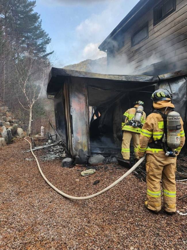 ▲ 10일 오후 3시 28분쯤 인제군 기린면 진동리의 한 주택에서 화재가 발생해 2층짜리 주택 내부가 불에 탔다. 인제소방서 제공