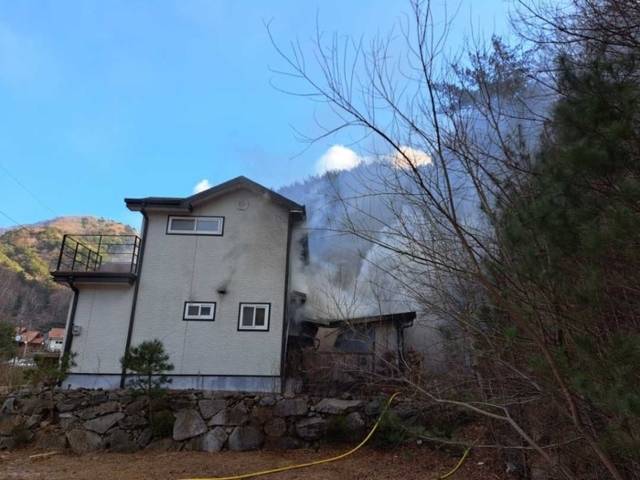 ▲ 10일 오후 3시 28분쯤 인제군 기린면 진동리의 한 주택에서 화재가 발생해 2층짜리 주택 내부가 불에 탔다. 인제소방서 제공
