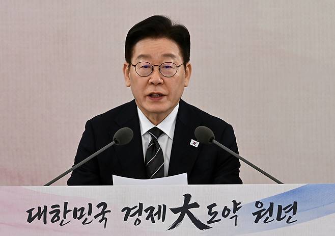 이재명 대통령이 지난 9일 청와대에서 열린 ‘2026년 경제성장전략’ 국민보고회에서 모두발언을 하고 있다. 청와대사진기자단