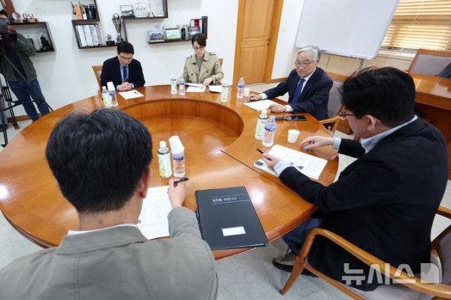 조남돈(오른쪽 두 번째) 한국프로축구연맹 상벌위원장이 지난해 서울 종로구 축구회관에서 사회관계망서비스(SNS)를 통해 심판 판정에 불만을 제기한 거스 포옛 전북 현대 감독에 대한 징계 여부 논의를 위해 열린 상벌위원회를 주재하고 있다. /사진=뉴시스