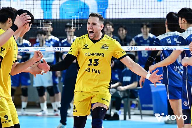 KB손해보험 안드레스 비예나가 11일 열린 우리카드전에서 공격을 성공한 뒤 기뻐하고 있다. (KOVO 제공)