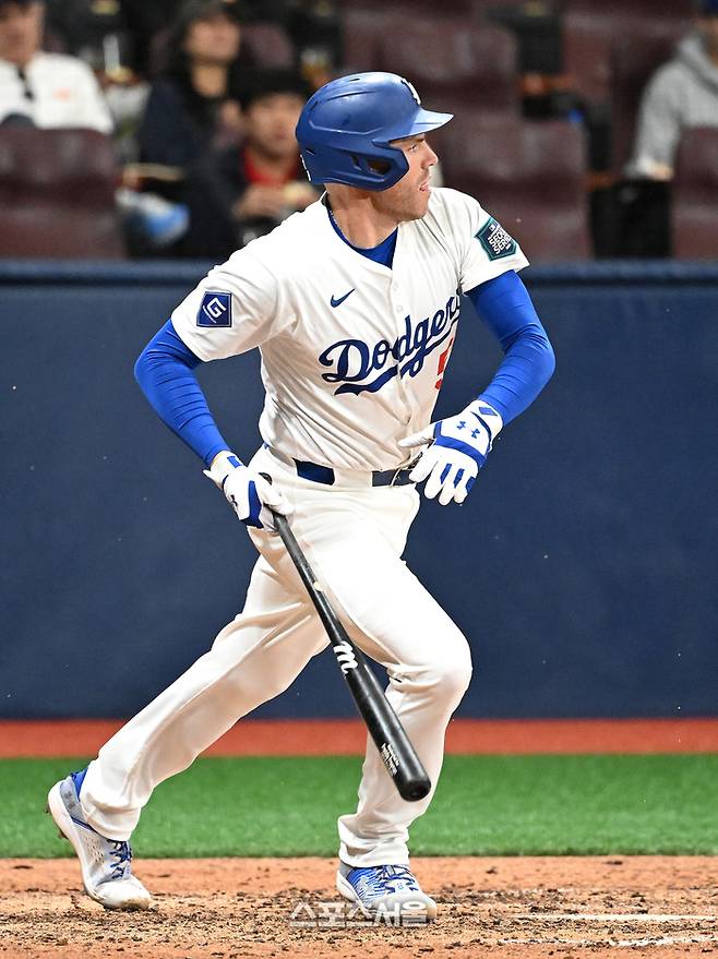 LA 다저스 프레디 프리먼이 17일 서울 고척스카이돔에서 진행된 키움과 연습경기 7회초 내야 안타를 치고 있다. 고척 | 박진업 기자 upandup@sportsseoul.com