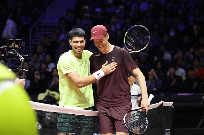 현대카드 슈퍼매치에서 맞대결을 펼친 세계랭킹 1위 카를로스 알카라스와 세계 2위 얀니크 신네르. 현대카드 제공