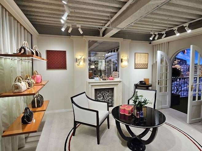 루이비통 도산 스토어 내부 모습. 호텔의 내부 시설 콘셉트로 꾸며졌다. 박재현 기자