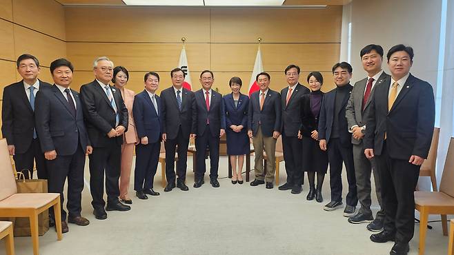 한일의원연맹 회장인 주호영 국회부의장과 한일의원연맹·국회 외교통일위원회 소속 의원들이 9일 일본 도쿄 총리 관저에서 다카이치 사나에 일본 총리를 예방, 기념 촬영하고 있다. 다카이치 총리는 한국 의원들을 만난데 이어 자신의 고향인 나라시에서 13일부터 이틀간 이재명 대통령과 정상회담을 갖는다./연합뉴스